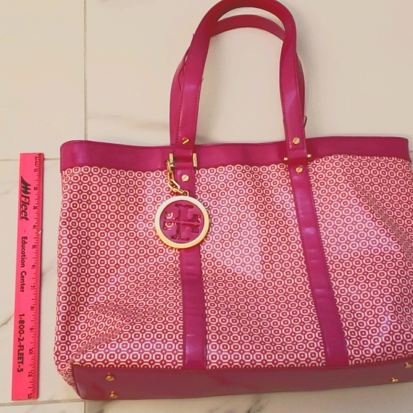 Tory Burch Tote in lovely bright pink - Picture 6 of 7
